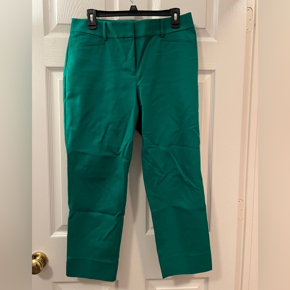Loft Cropped Curvy Riviera pants.
 Kelly green.